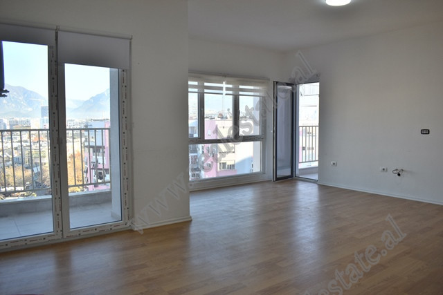 Ambient zyre me qira tek Zogu i Zi prane Qatar Center ne Tirane.
Zyra eshte e pozicionuar ne katin 